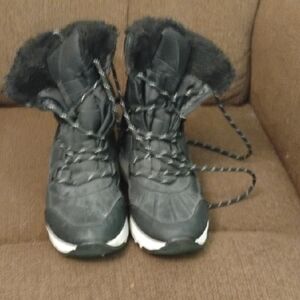 3M Thinsulate Black and White Winter Boots